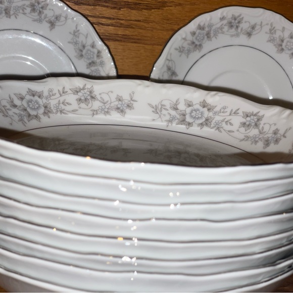 Set of beautiful Delicate tea cups and saucer - Picture 5 of 8